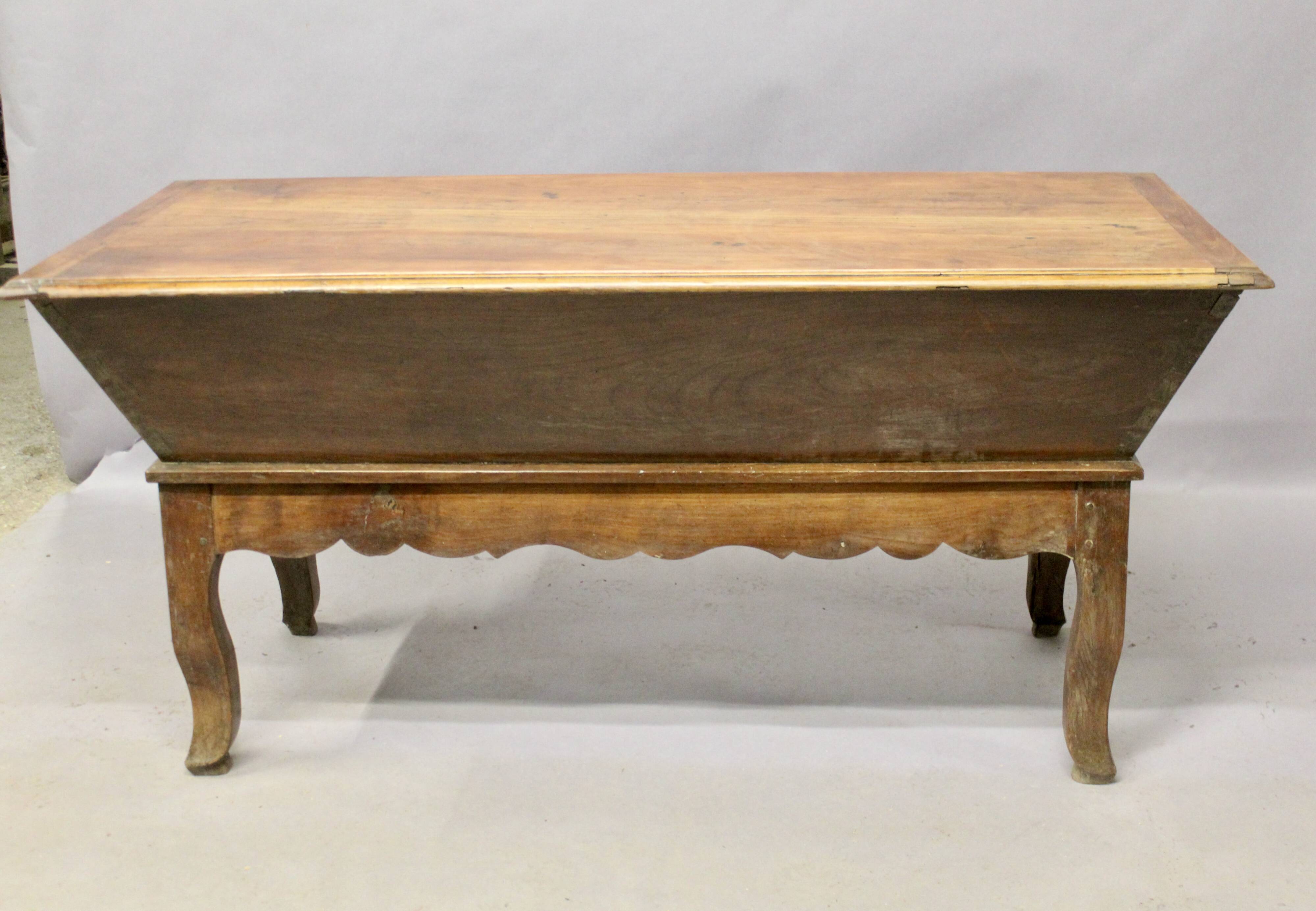 Pétrin en merisier Louis XV