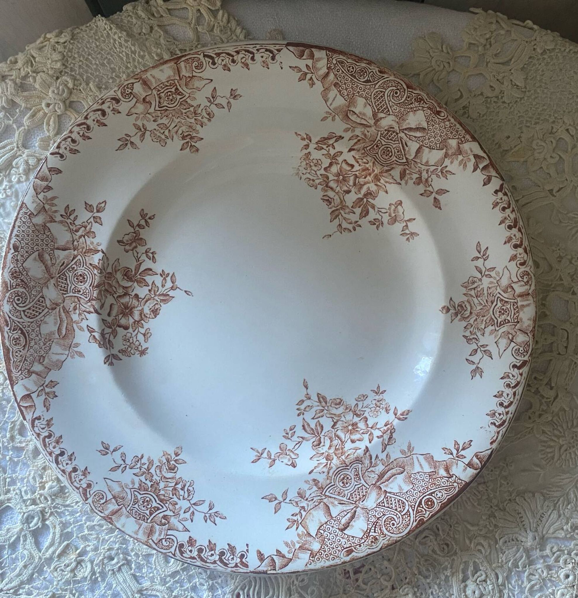 Assiette plate en terre de fer Longwy modèle Marly