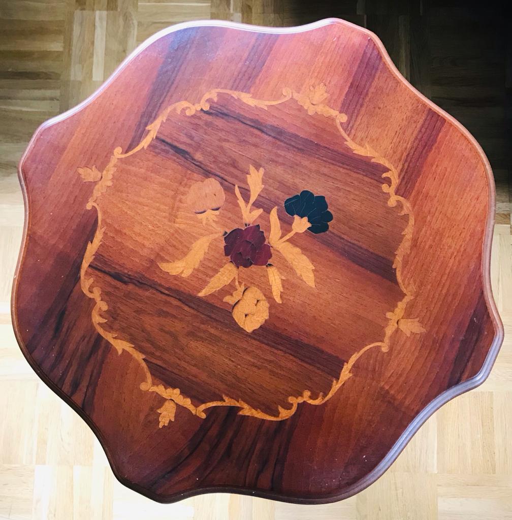 Pedestal table in cherry tree