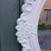 Miroir ovale avec cadre blanc 