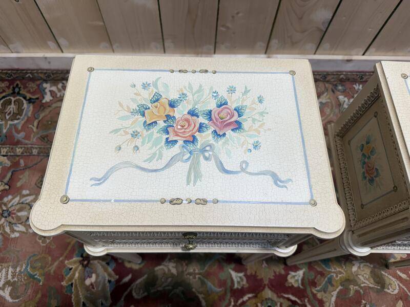 Paire de tables de chevets de style Louis XVI en bois peint