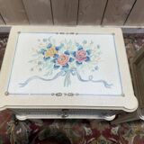 Paire de tables de chevets de style Louis XVI en bois peint