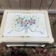Paire de tables de chevets de style Louis XVI en bois peint