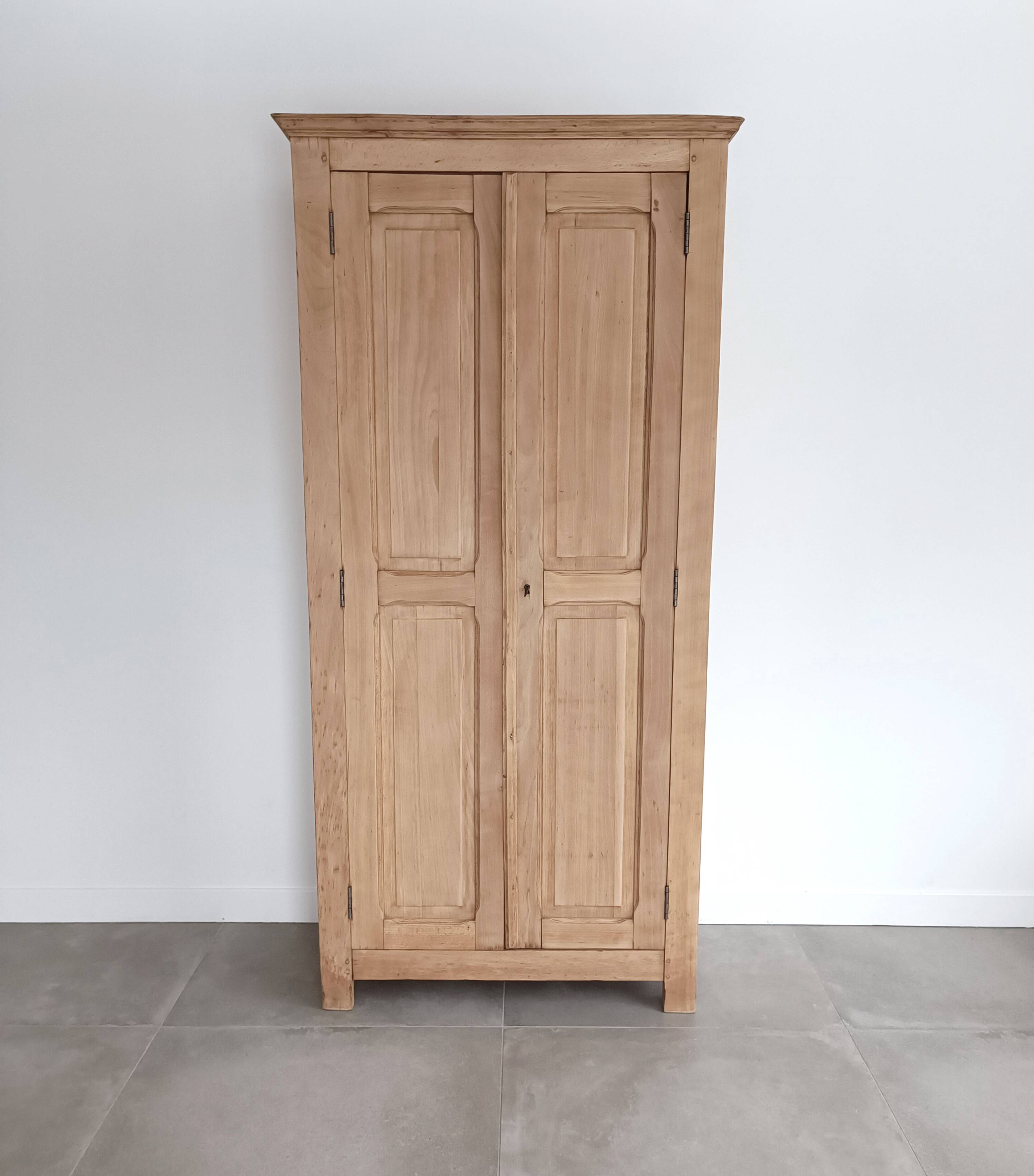 Parisian wardrobe from the early 20th century, 200 x 90 x 47, dowelled.