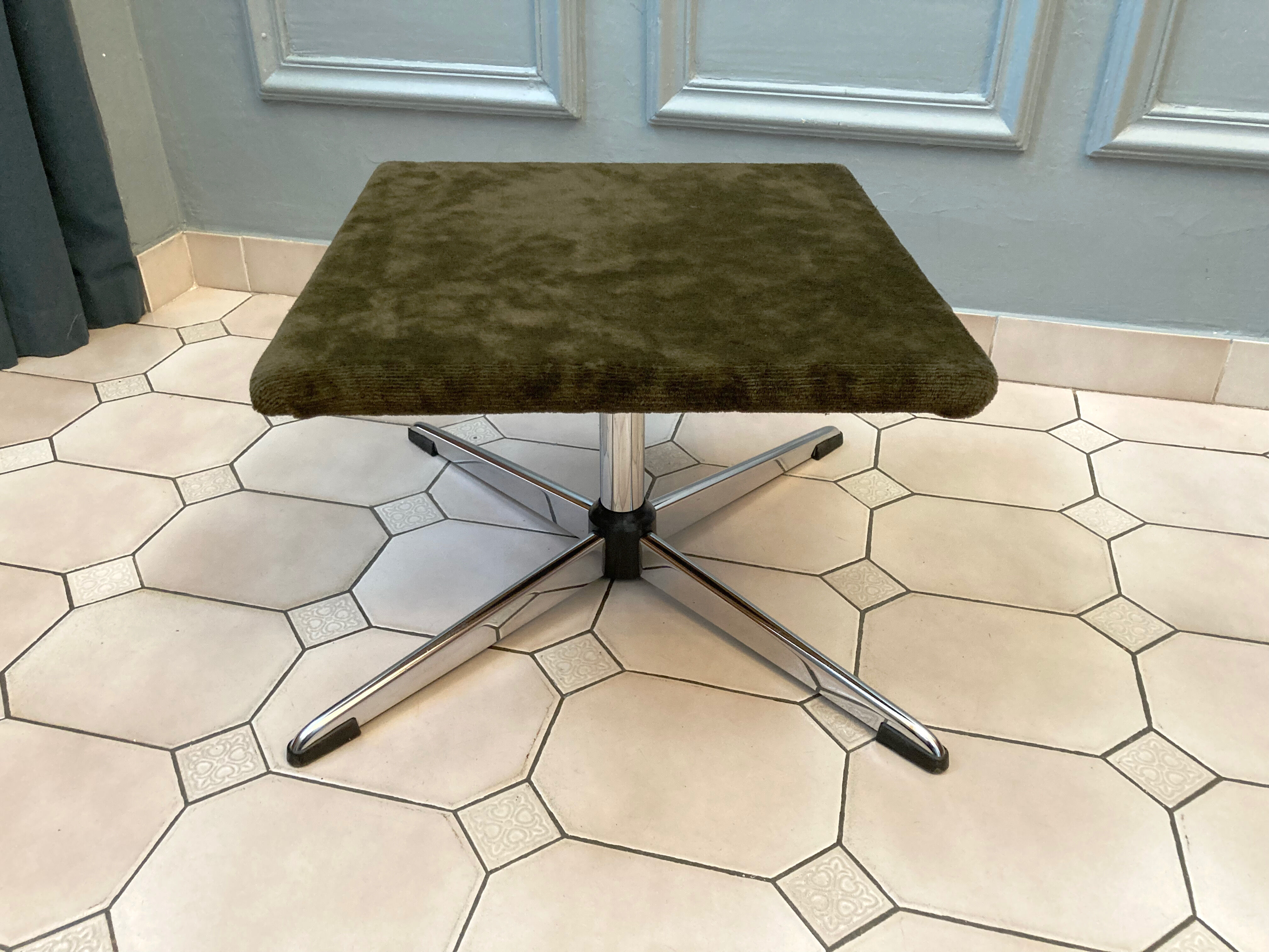 Ottoman vintage chrome and carpet