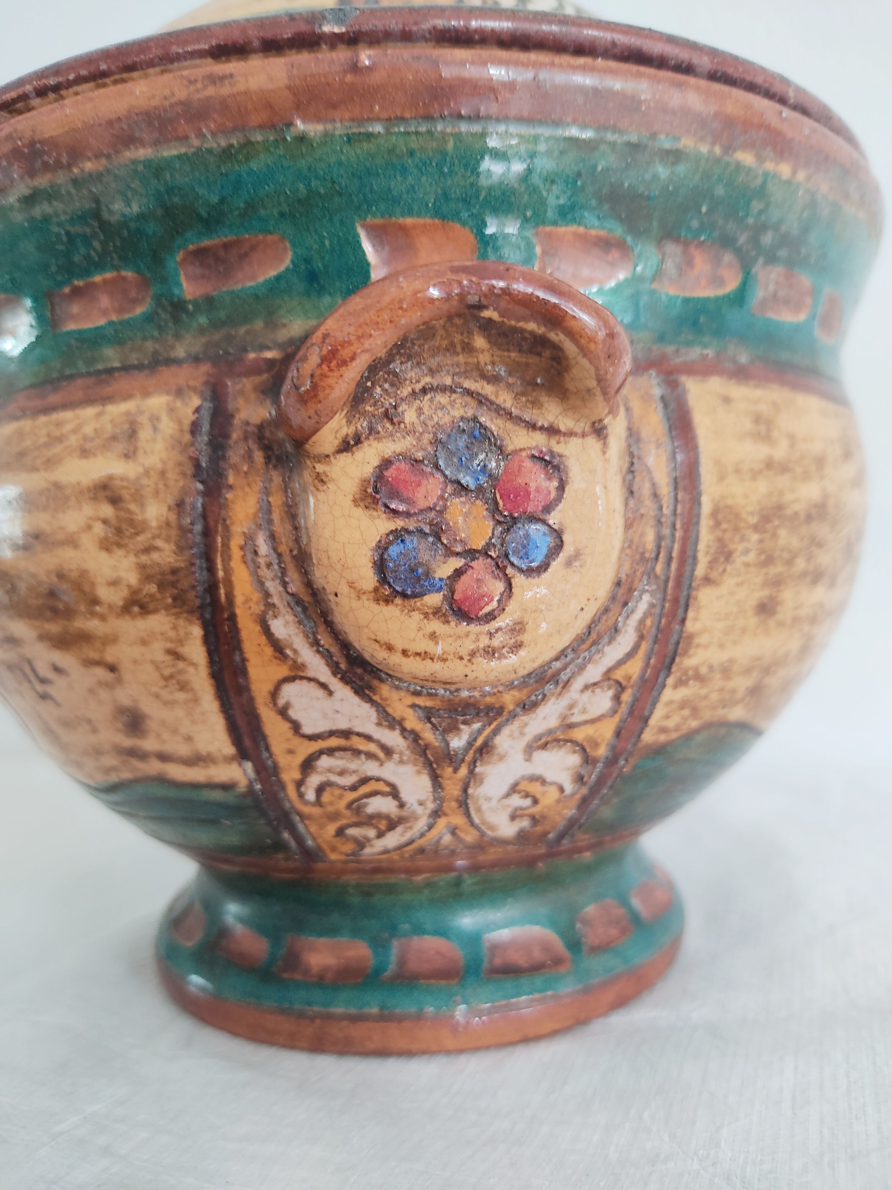 Vintage covered pot with boat décor