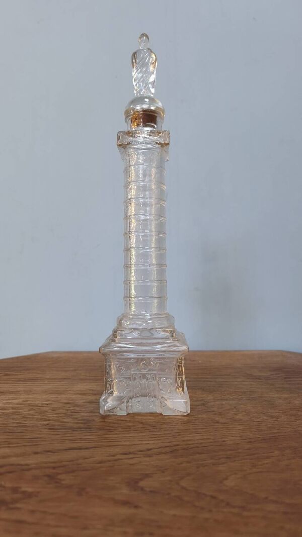 Flacon à parfum colonne Vendôme en verre moulé époque 19ème