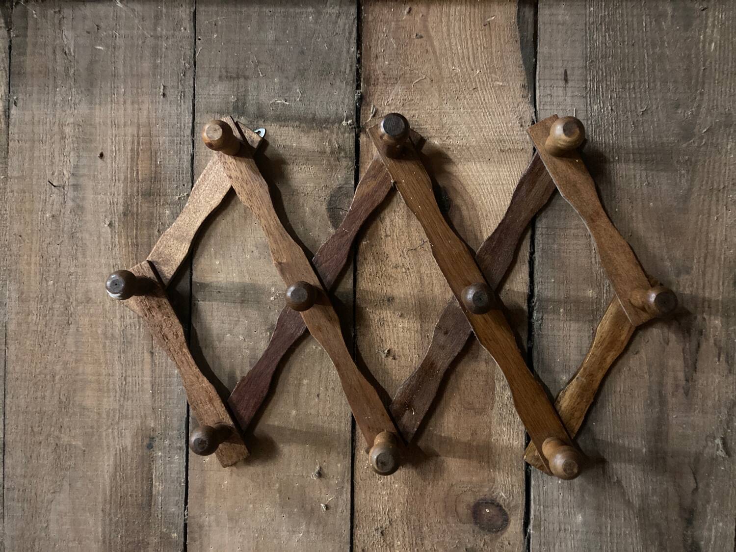 Extendable wooden wall-mounted coat rack