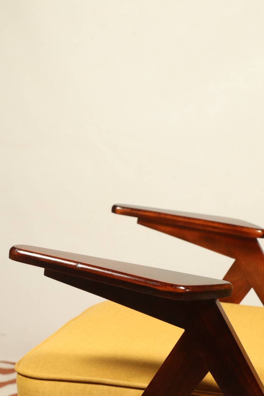 Fauteuil en bois et velours jaune par Chierowski