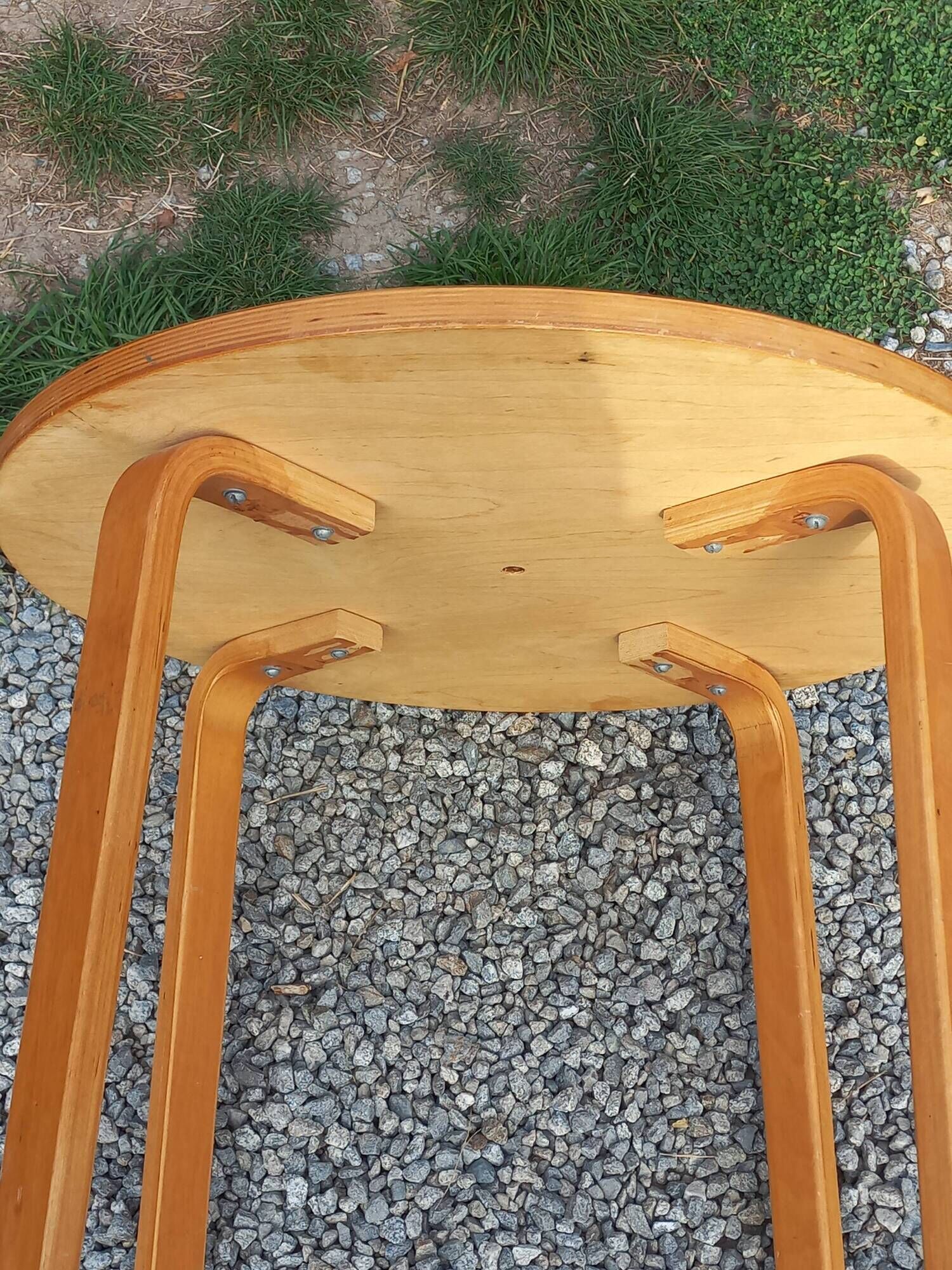 1970s Scandinavian-style coffee table in birch veneer.