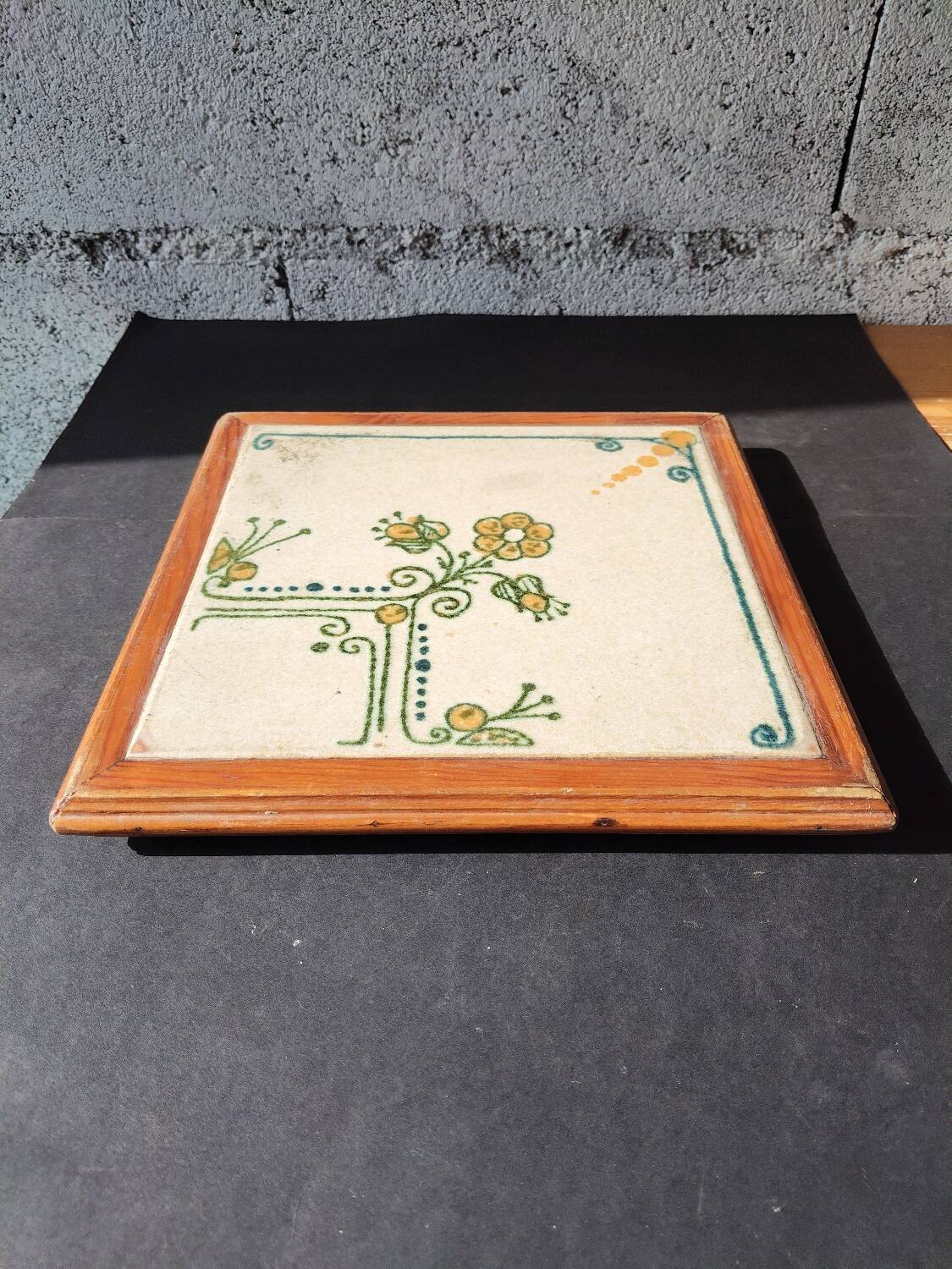 Vintage ceramic trivet – stylised floral design