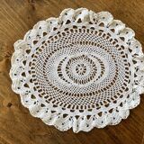 1 napperon au crochet, ovale, vintage ancien