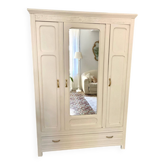 Armoire parisienne avec miroir