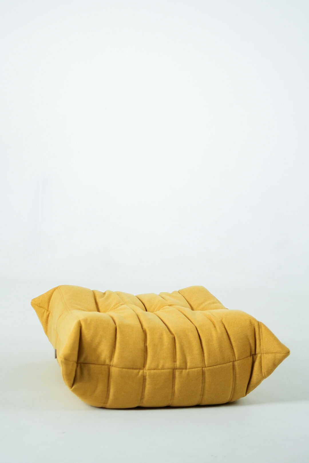 Ensemble de chaise et pouf Togo en tweed jaune