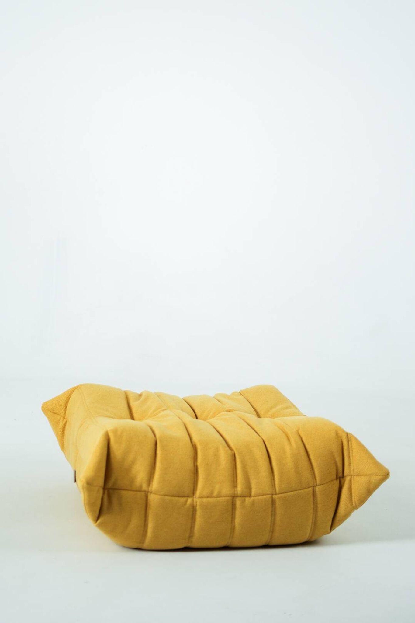 Ensemble de chaise et pouf Togo en tweed jaune