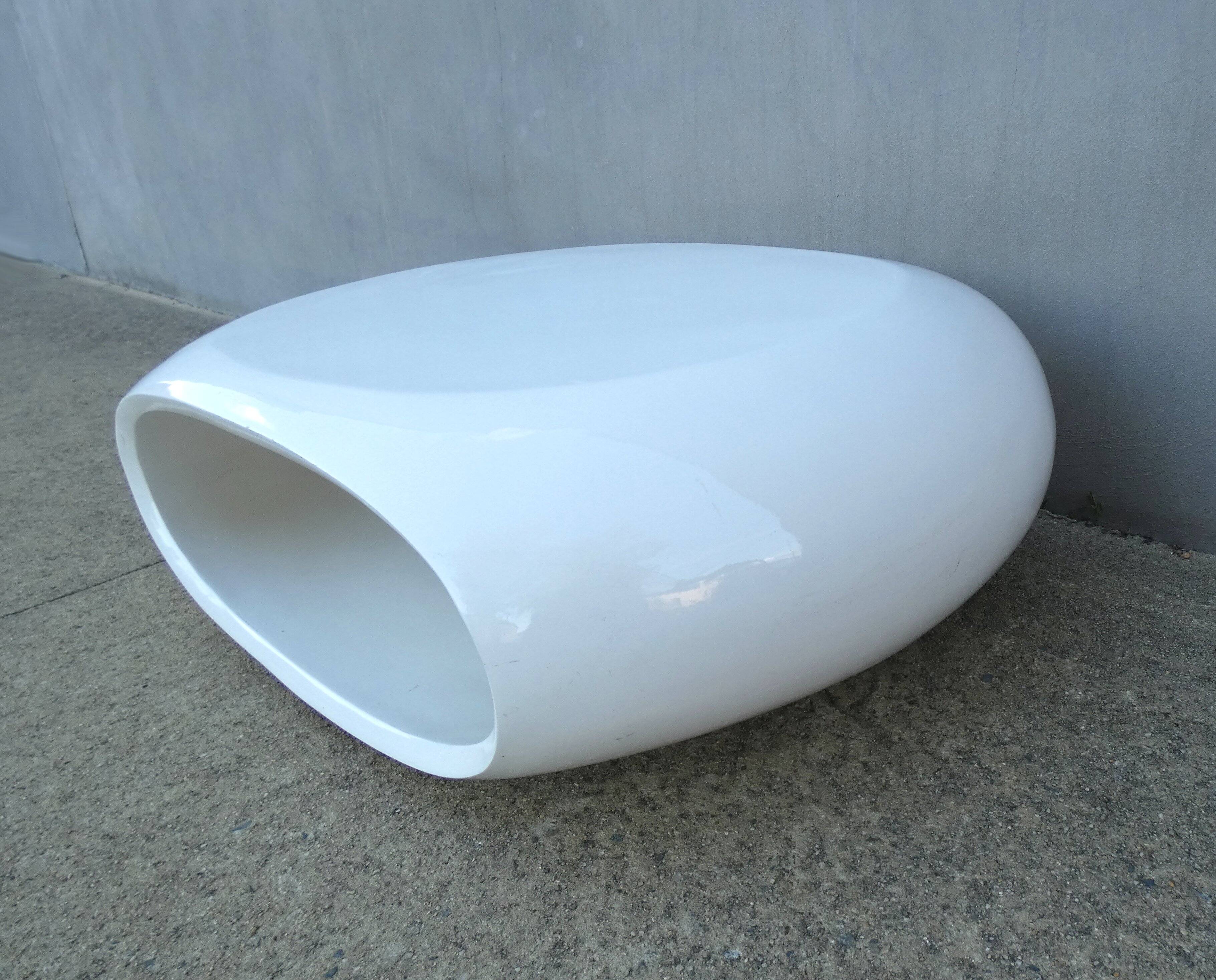 Table basse laquée blanche design Space Age forme libre vintage