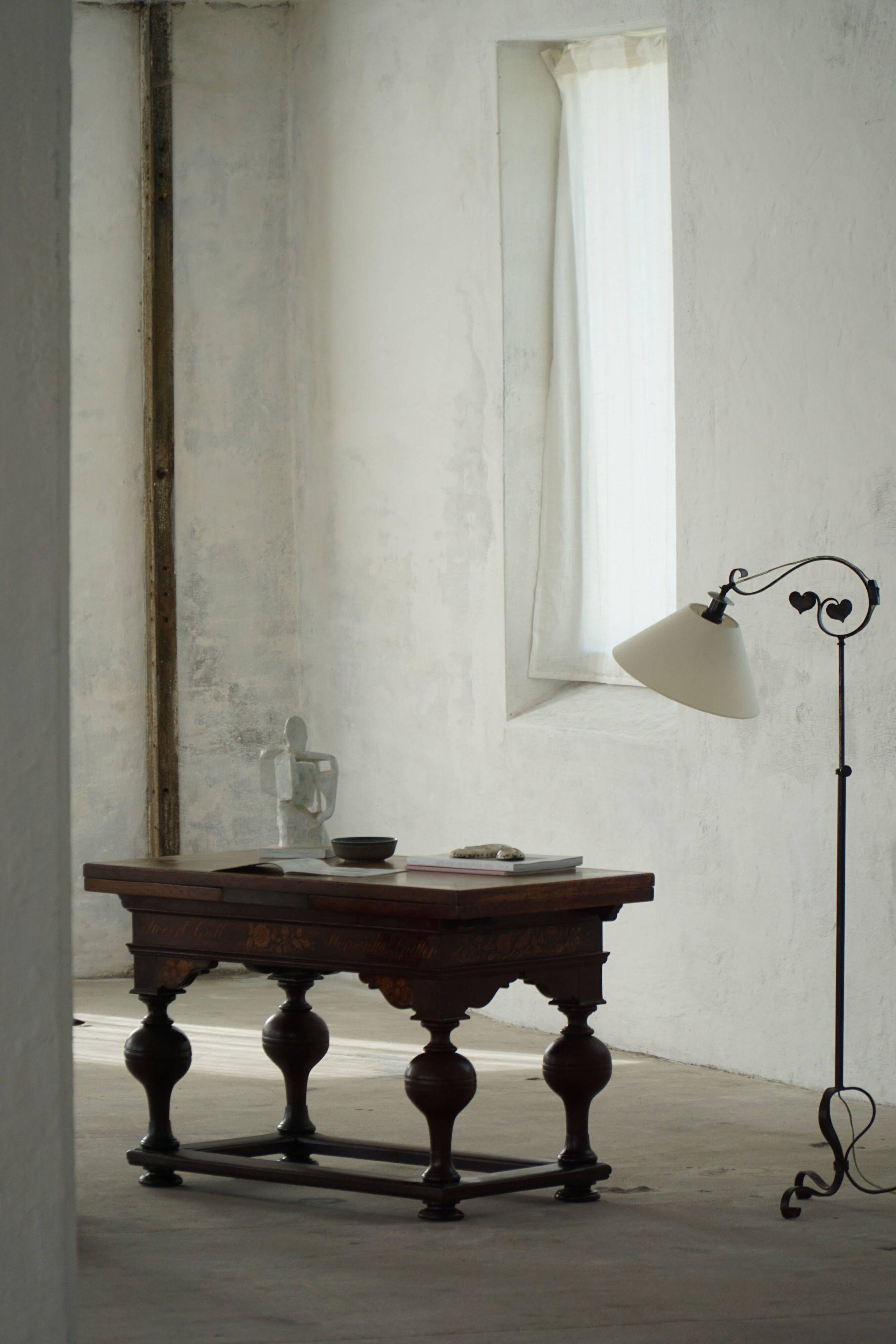Extendable oak table with marquetry, Baroque, Danish cabinetmaker, 19th century.