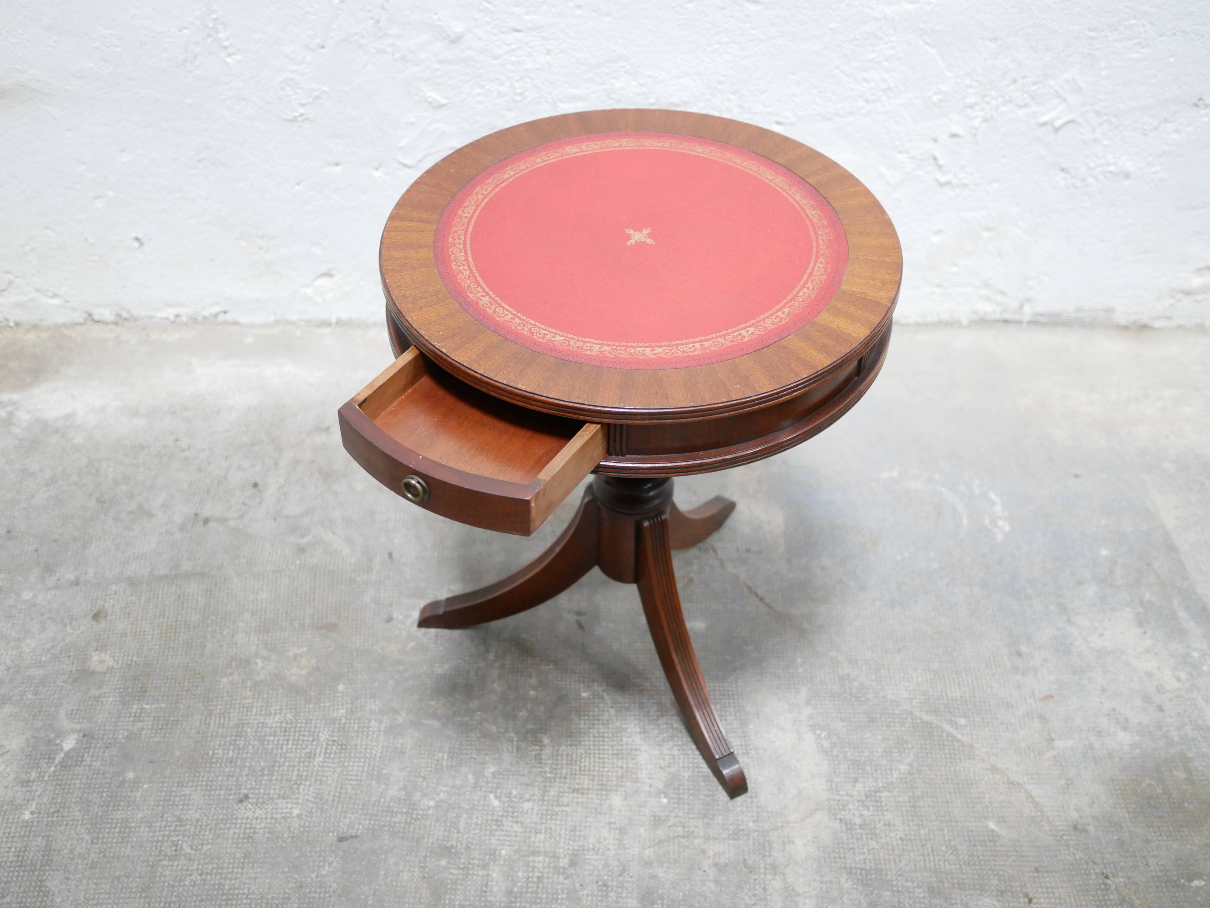 Vintage English pedestal table in wood and leather
