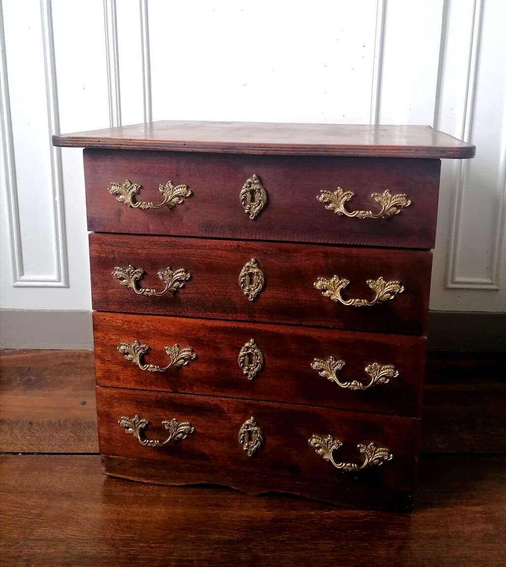English-style chest of drawers