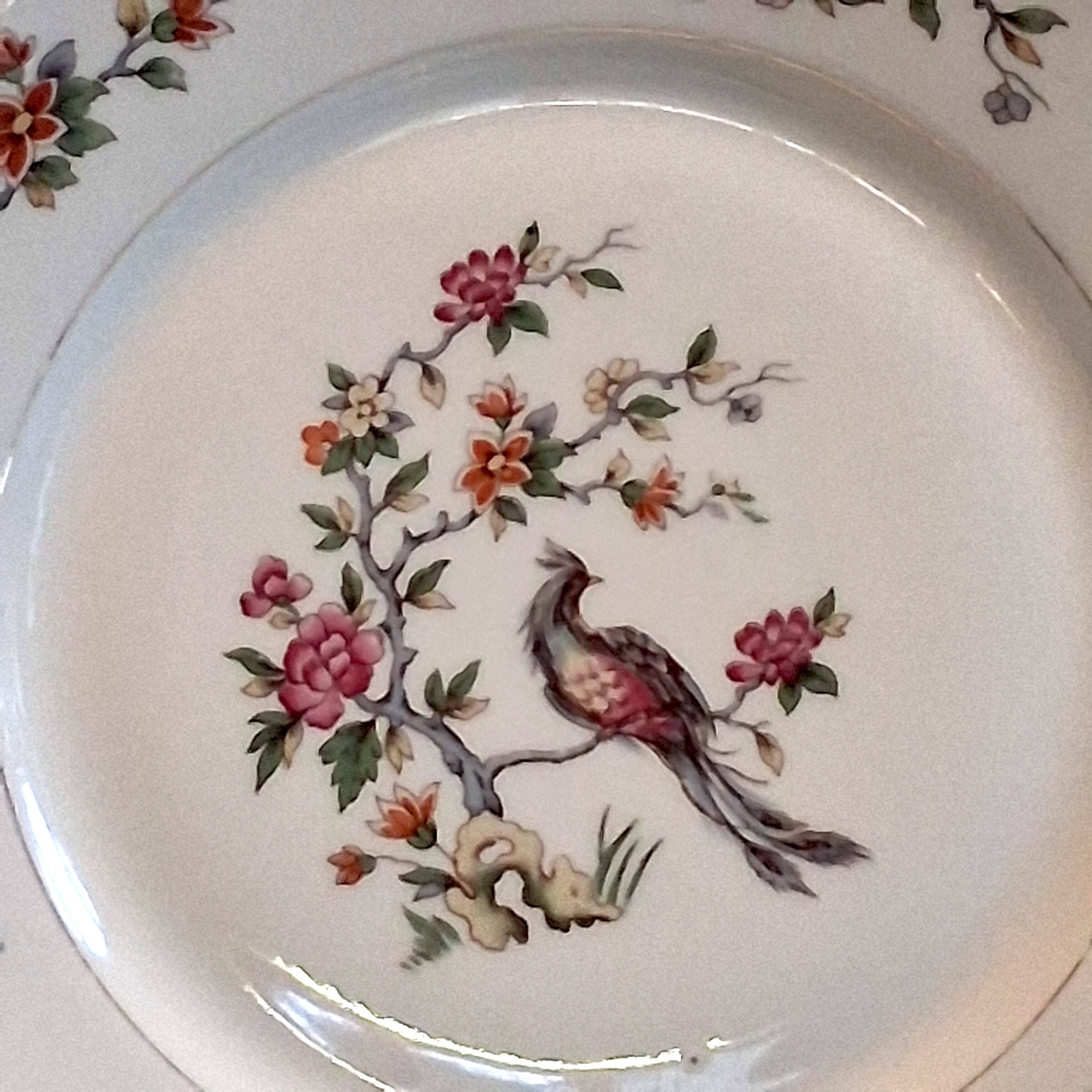 6 flat plates made of genuine porcelain in very good condition.