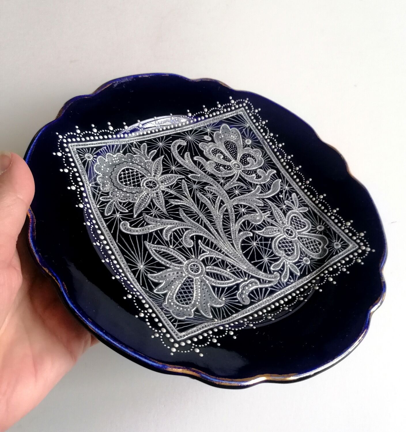 Assiette ancienne émaillée décor en dentelle