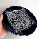 Assiette ancienne émaillée décor en dentelle