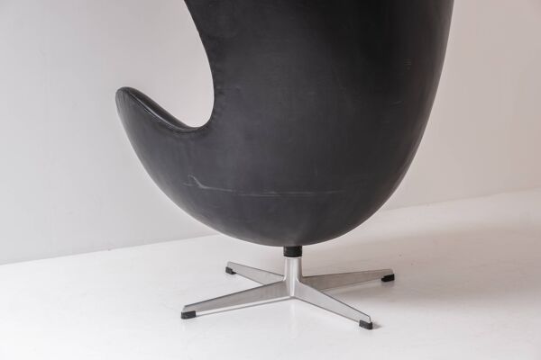 Premier fauteuil « Egg » conçu par Arne Jacobsen pour Fritz Hansen, Danemark 1958.