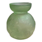 Petit vase boule Art déco en verre pressé moulé vert – décor en relief
