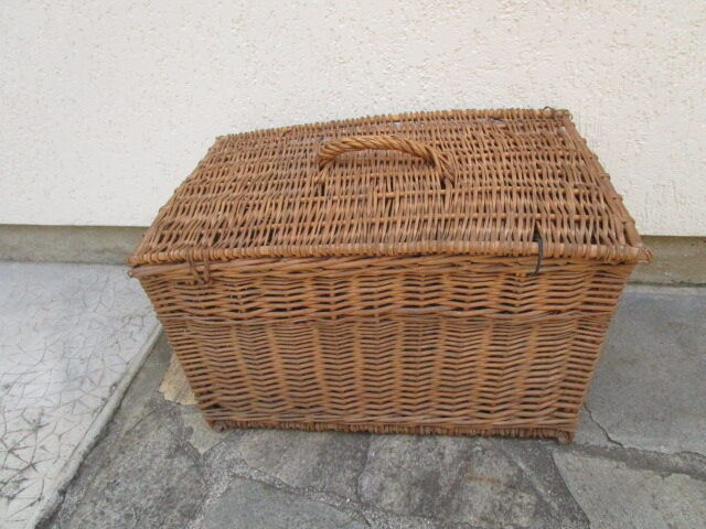 Basket with wicker lid