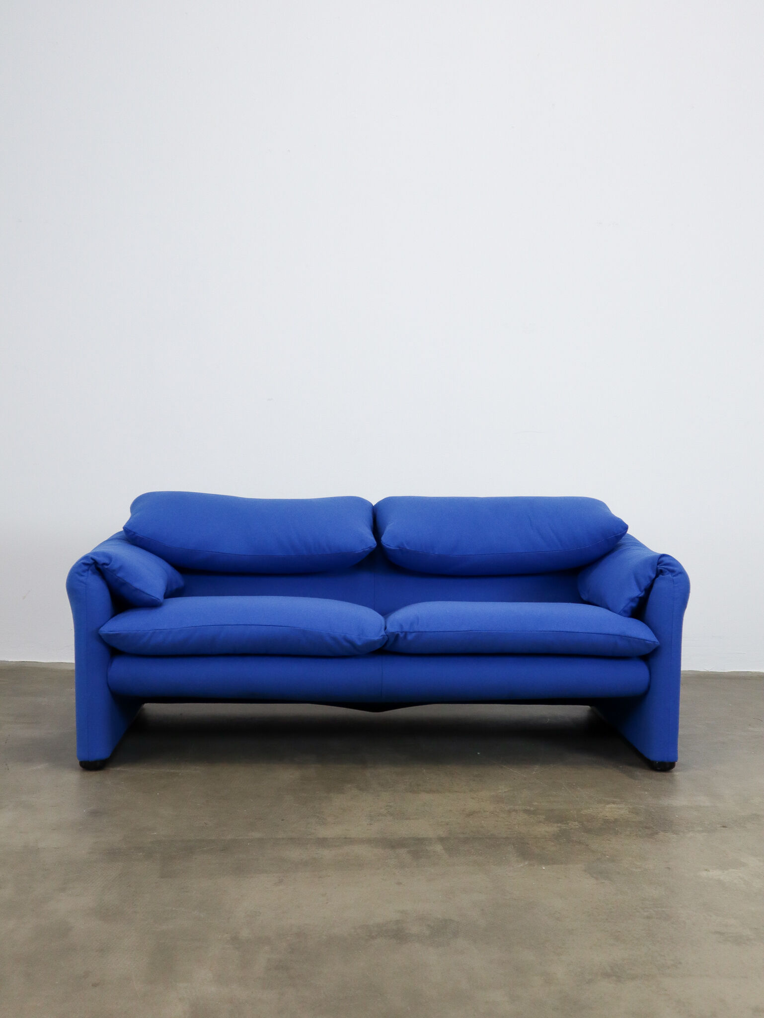 Maralunga sofa blue