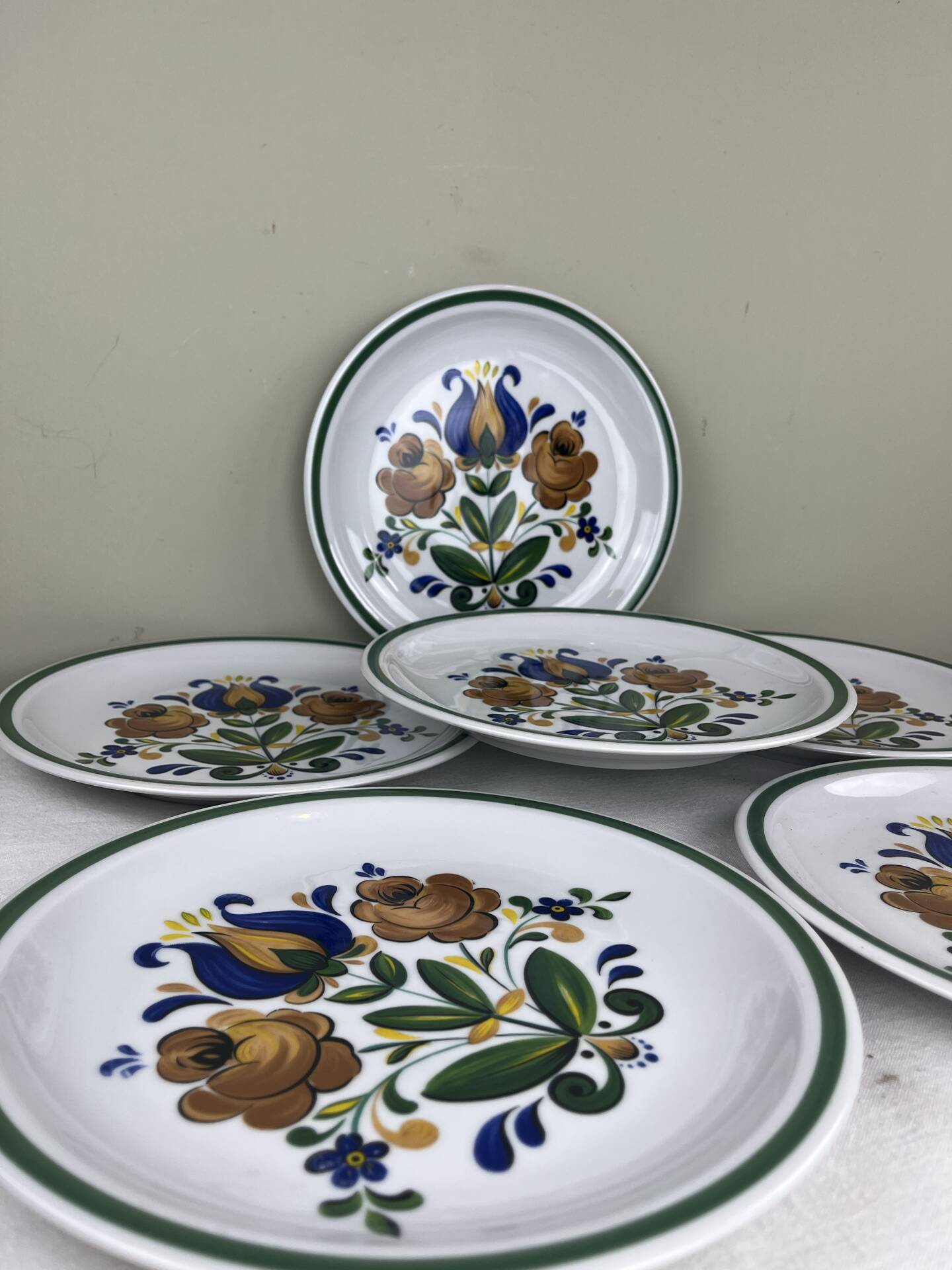 Decorated flat plates