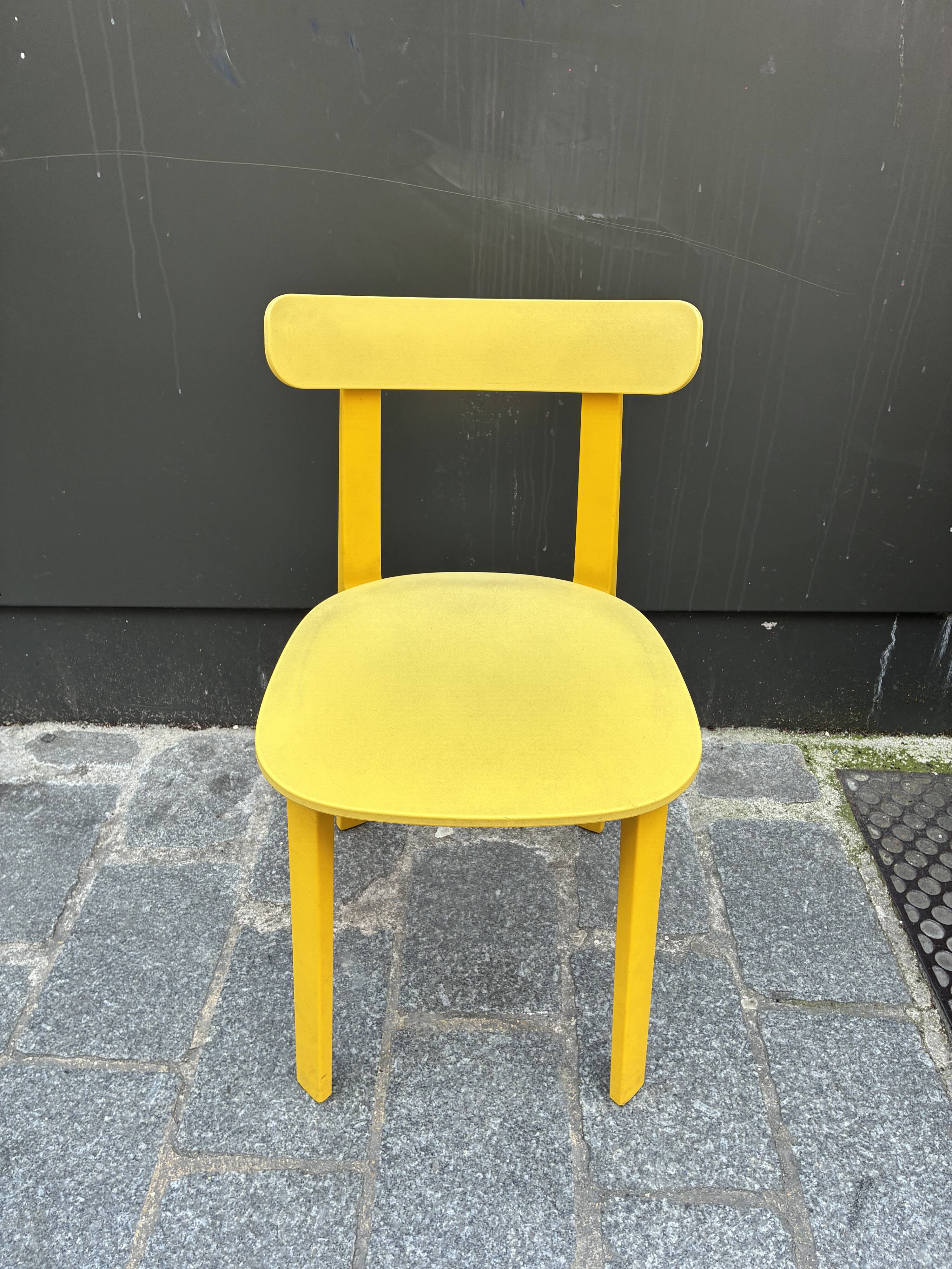 Chaises All Plastic Chair APC bouton d'or Vitra