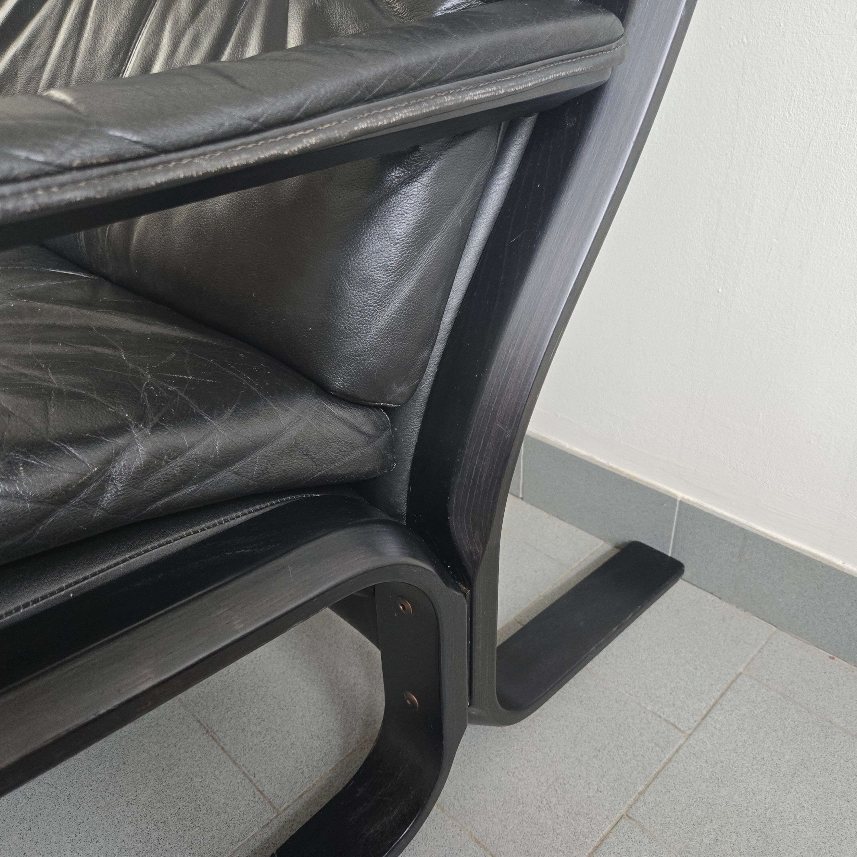 Scandinavian 2-seater sofa 1970s vintage in black leather and curved wood