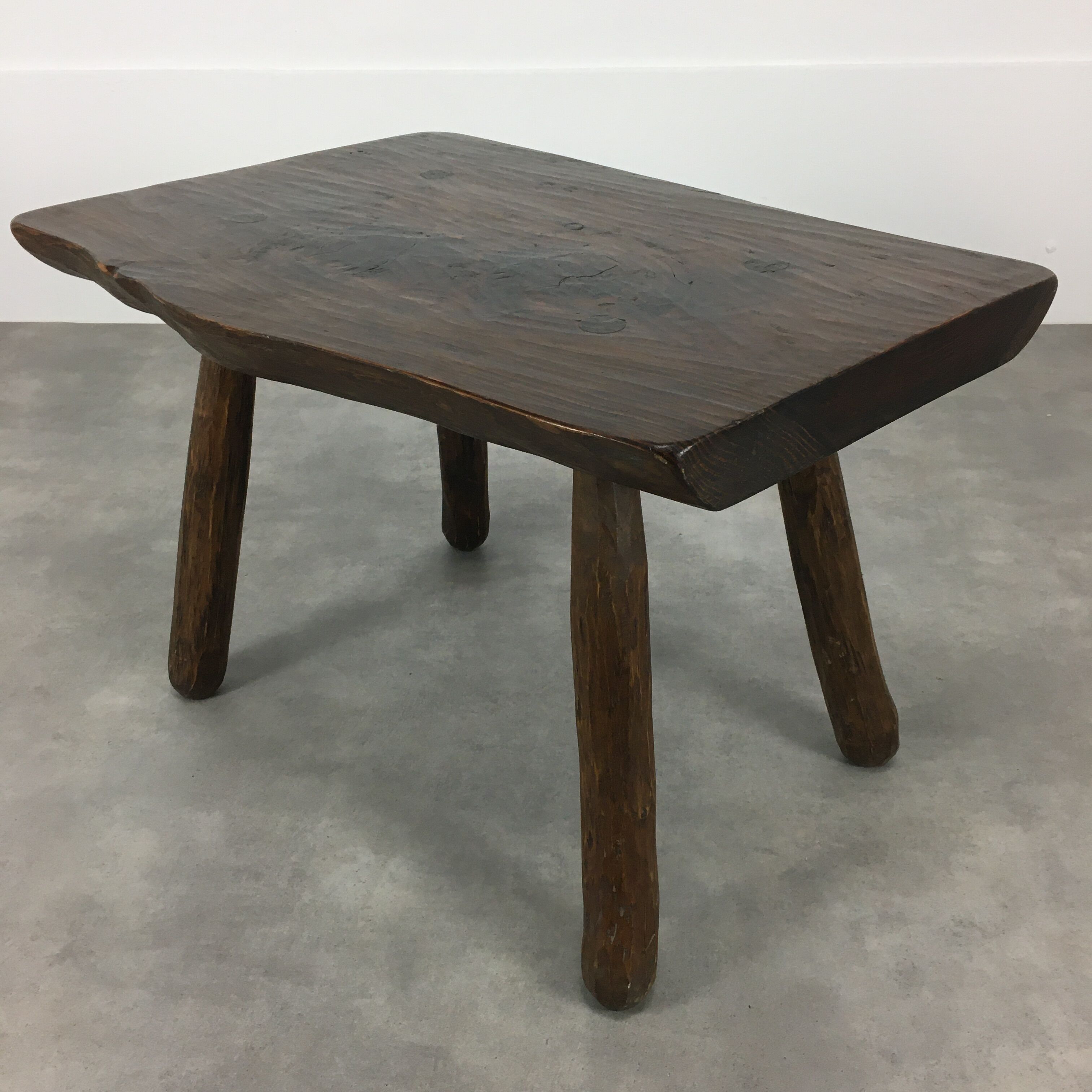 Coffee table brutalizes solid wood, tree trunk