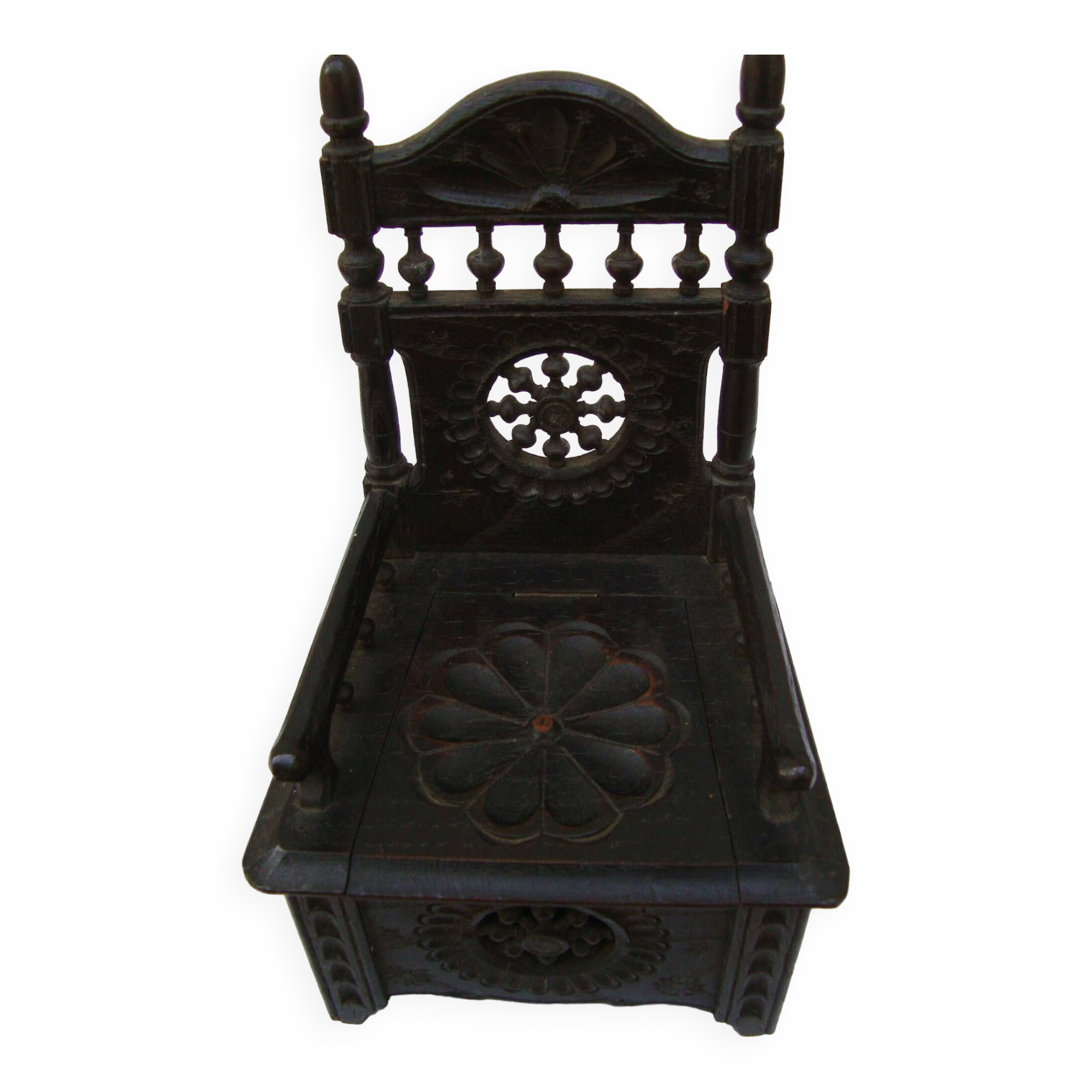 Jewelry box in the shape of a breton chair