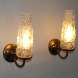 Paire d'appliques en métal doré et verre moulé, France vers 1960