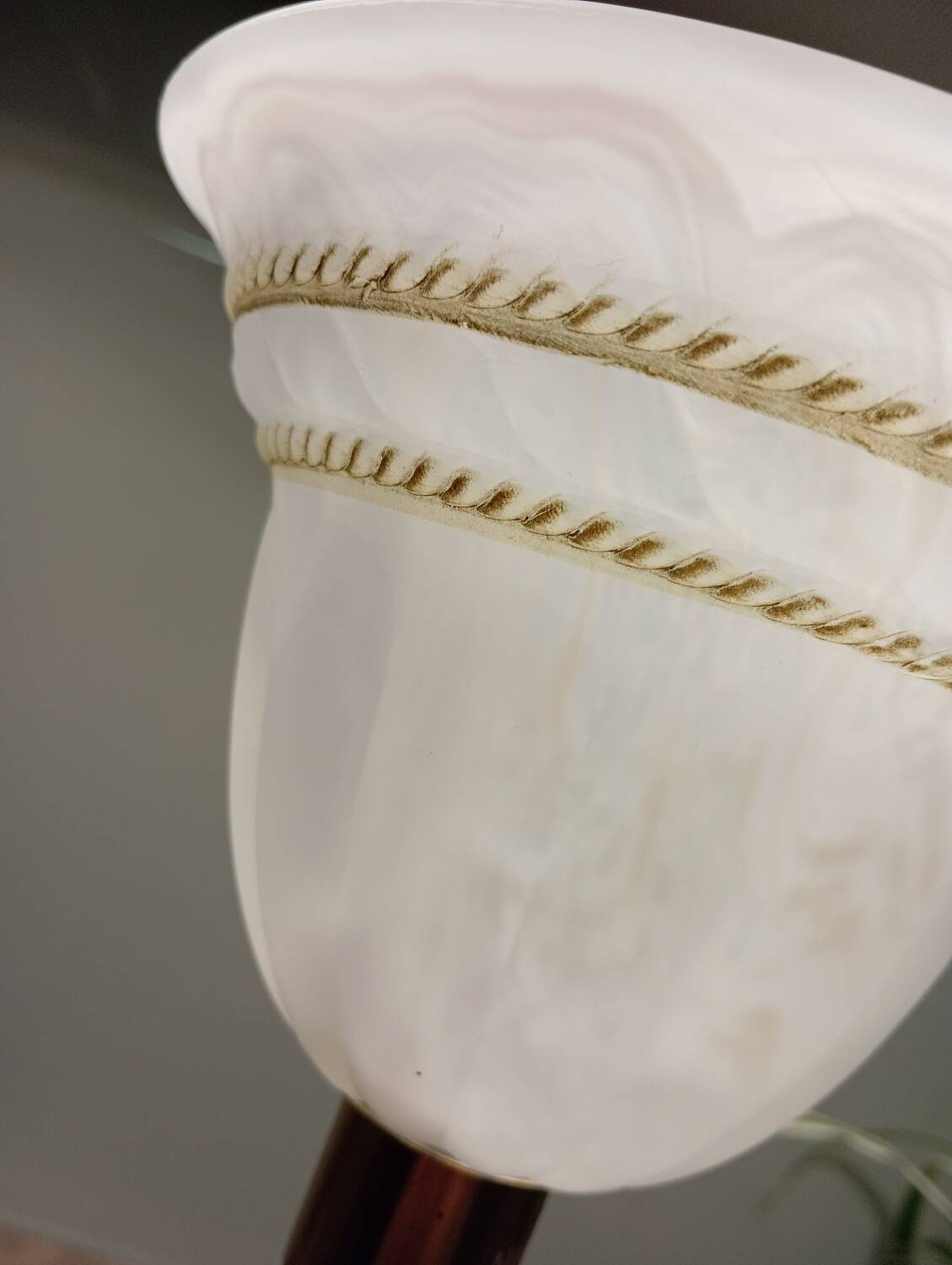 Duo lampes de chevet rétro chic métal doré, globes blancs drappés