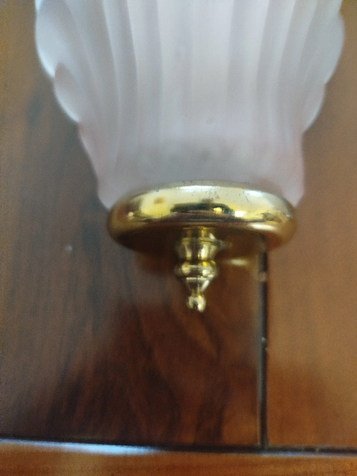 Pair of Art Deco shell wall sconces in frosted glass and brass.