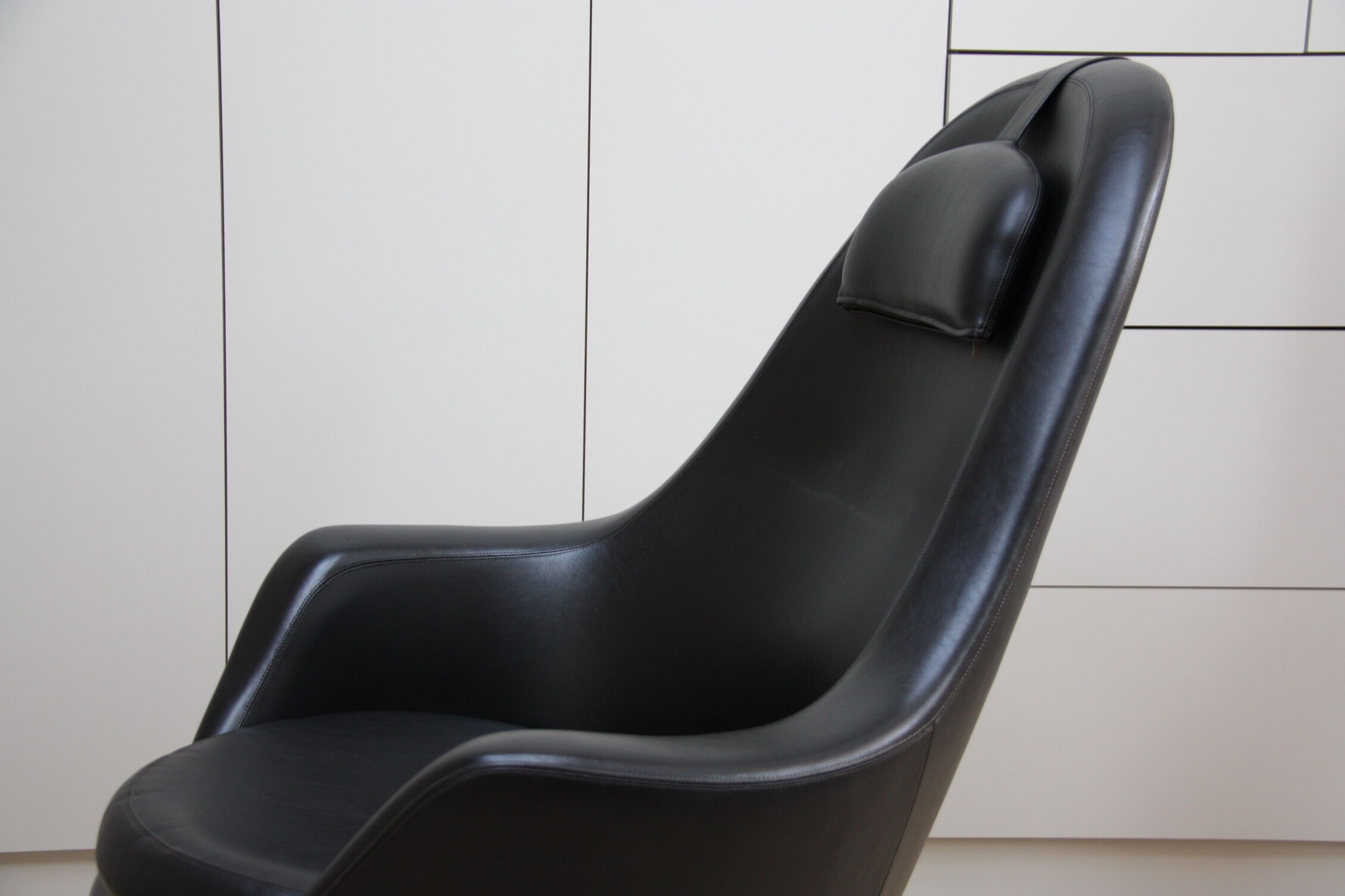 Fauteuil pivotant vintage en similicuir noir par Pastoe 60s