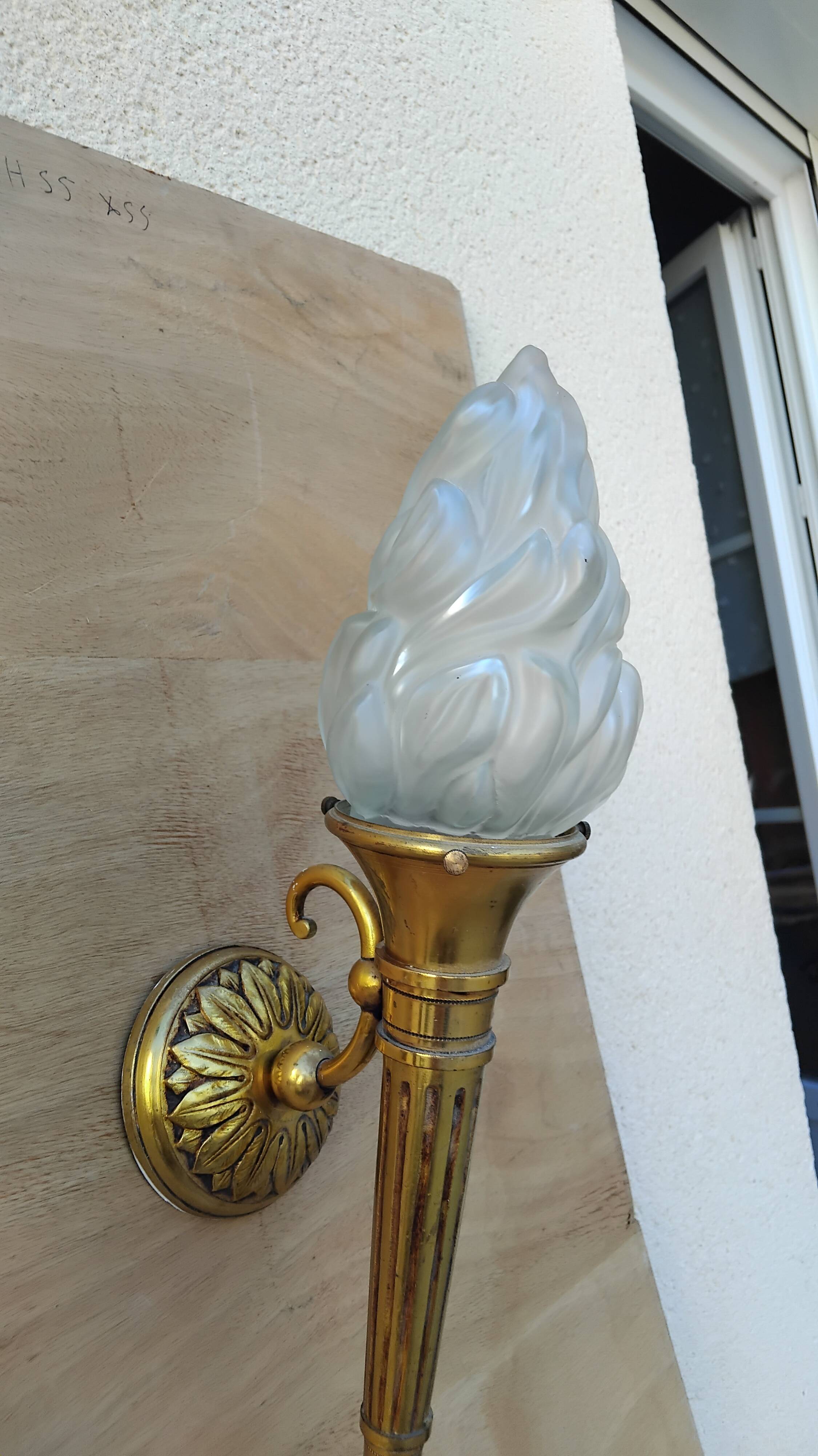 Paire d'appliques flambeau vintage en bronze