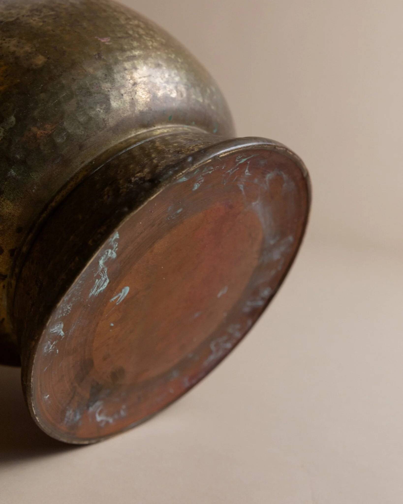 XXL vintage brass jug handmade in Italy (1950s) – golden brass vase with patina and elegant handle