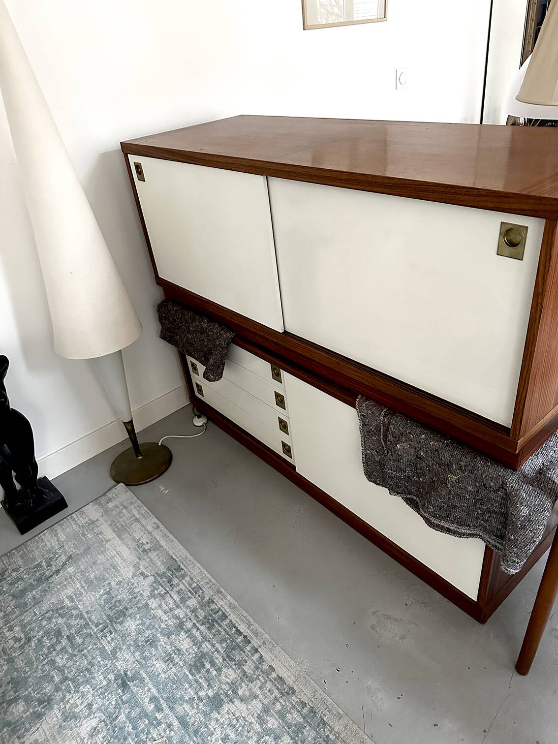 Deux buffets scandinaves (danois) en teck fin avec portes coulissantes