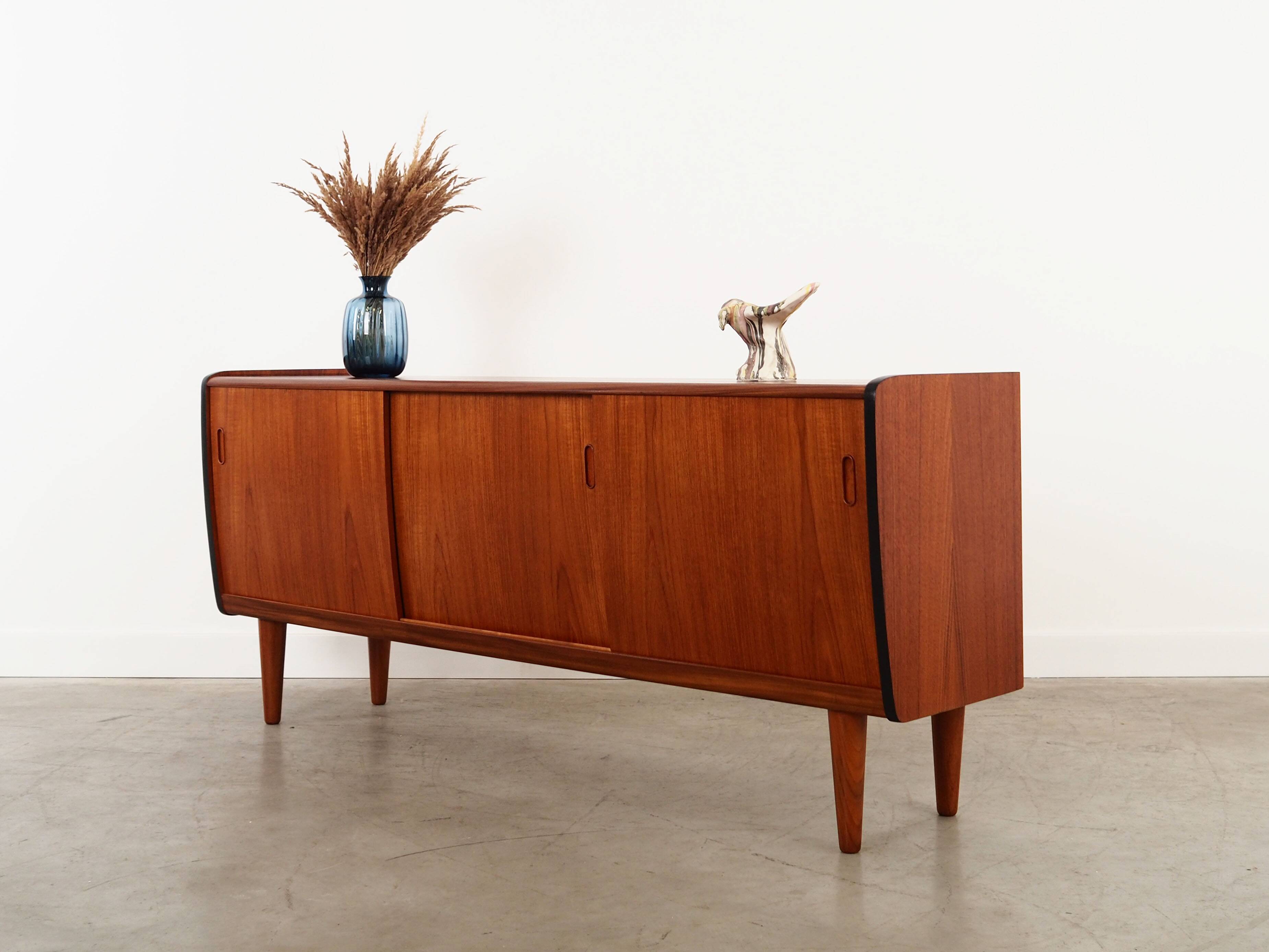 Buffet en teck, design danois, années 1970, production : Danemark