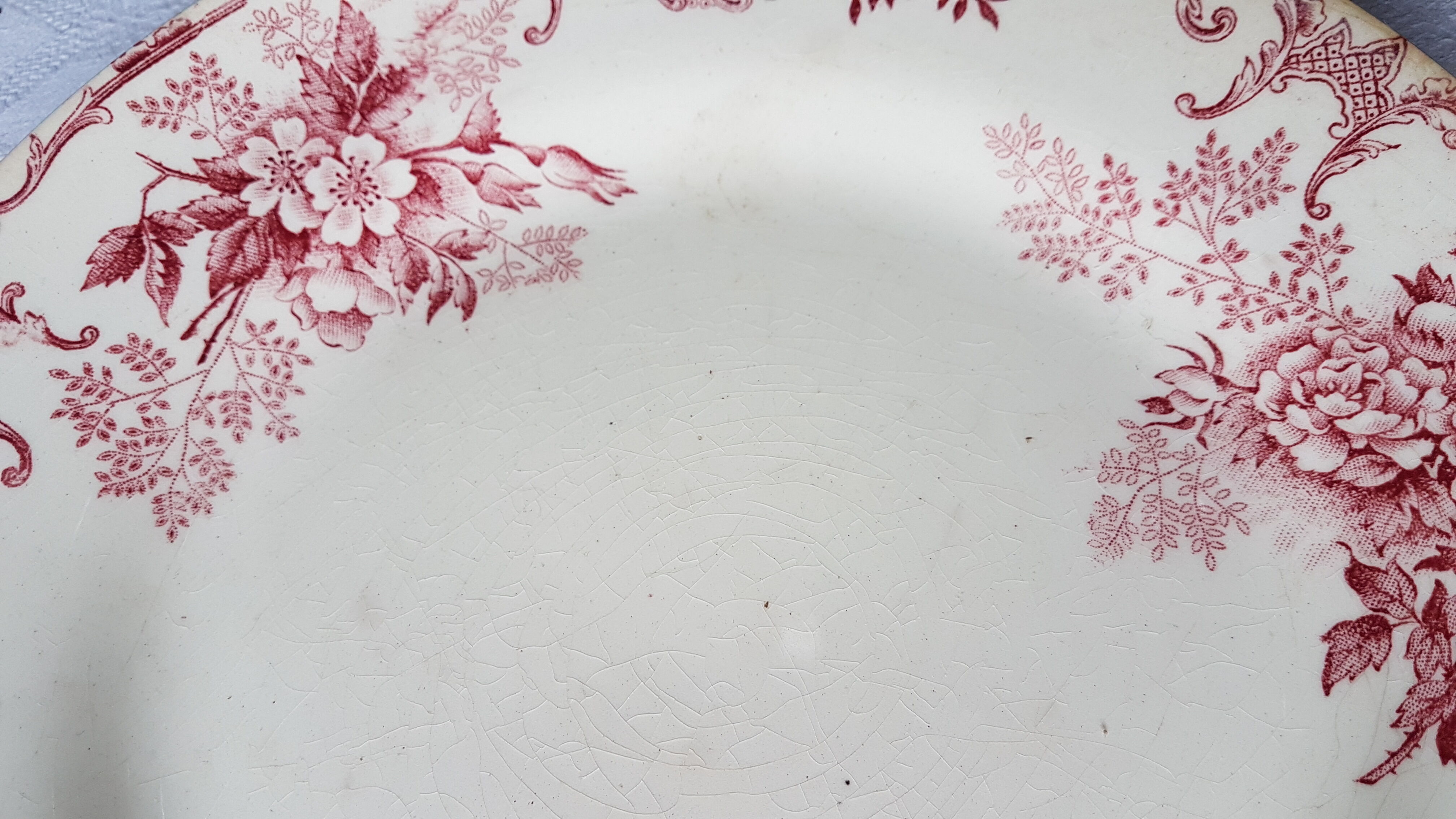 Paire d'assiettes en faïence à décor de fleurs