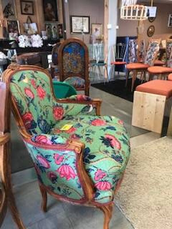 Fauteuil Bergère de style Louis XV motifs fleuris