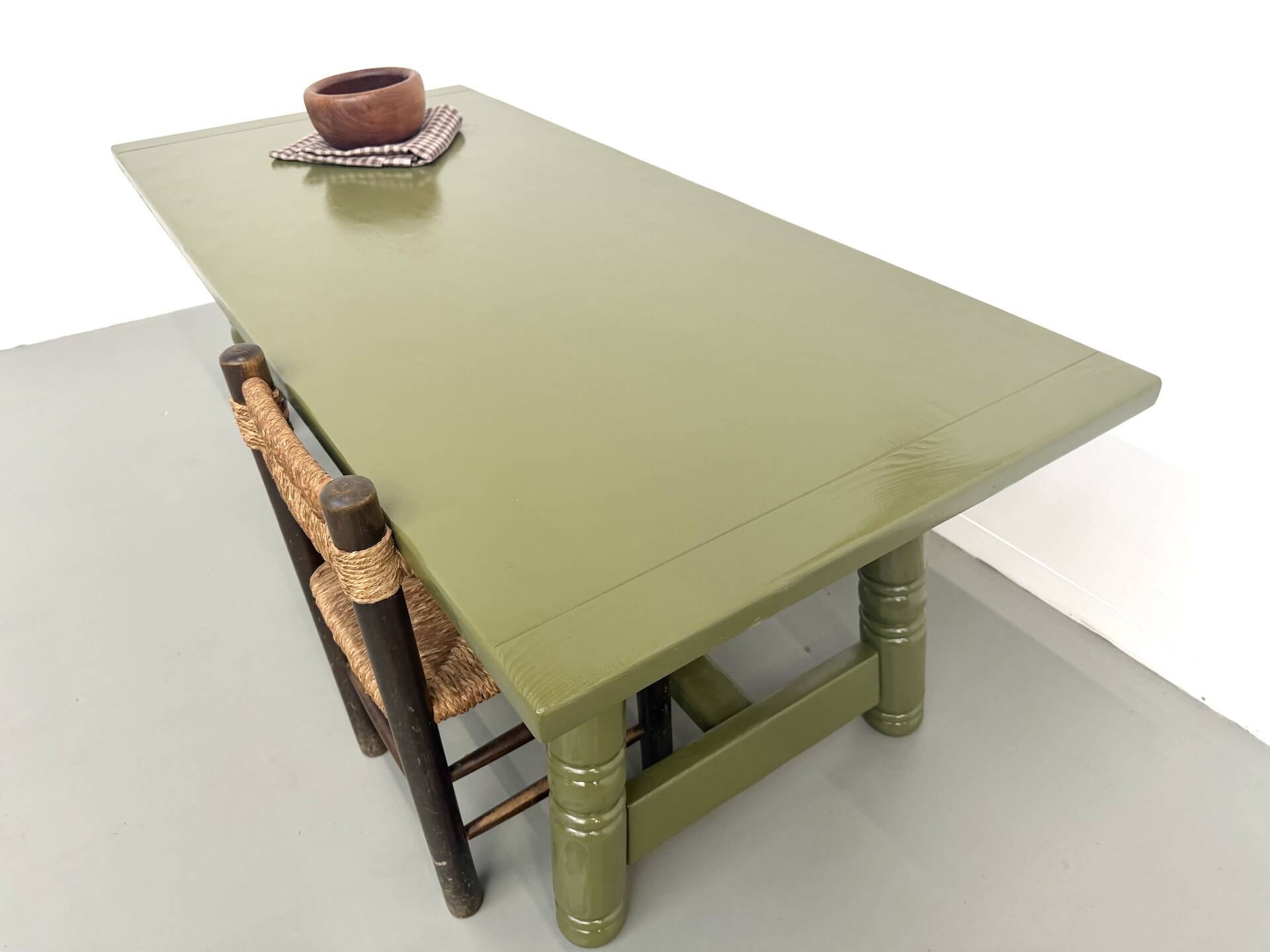 Glossy olive green lacquered dining table — DLG Georges Robert, Circa 1970