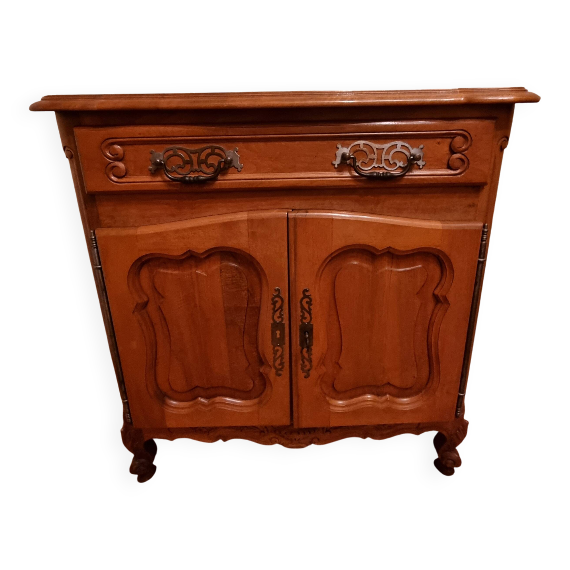 Small Provençal-style chest of drawers.