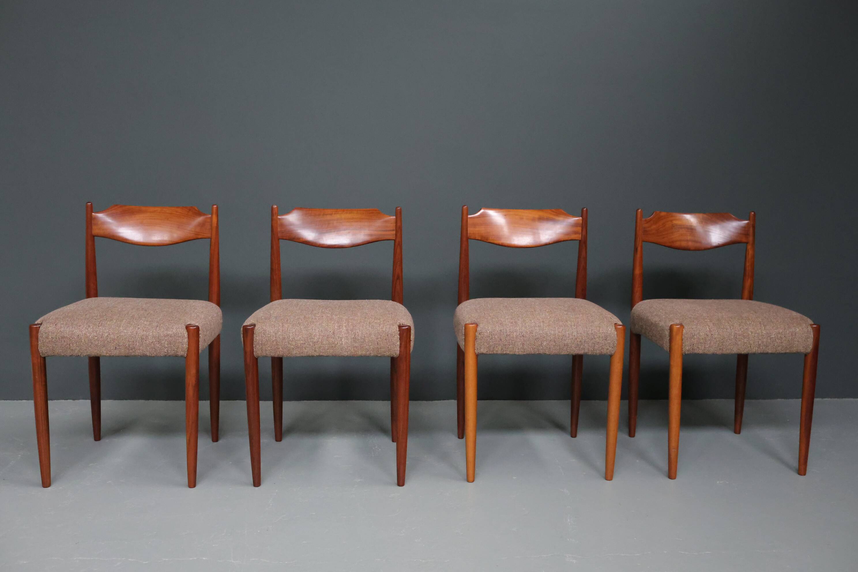 Chaises danoises du milieu du siècle