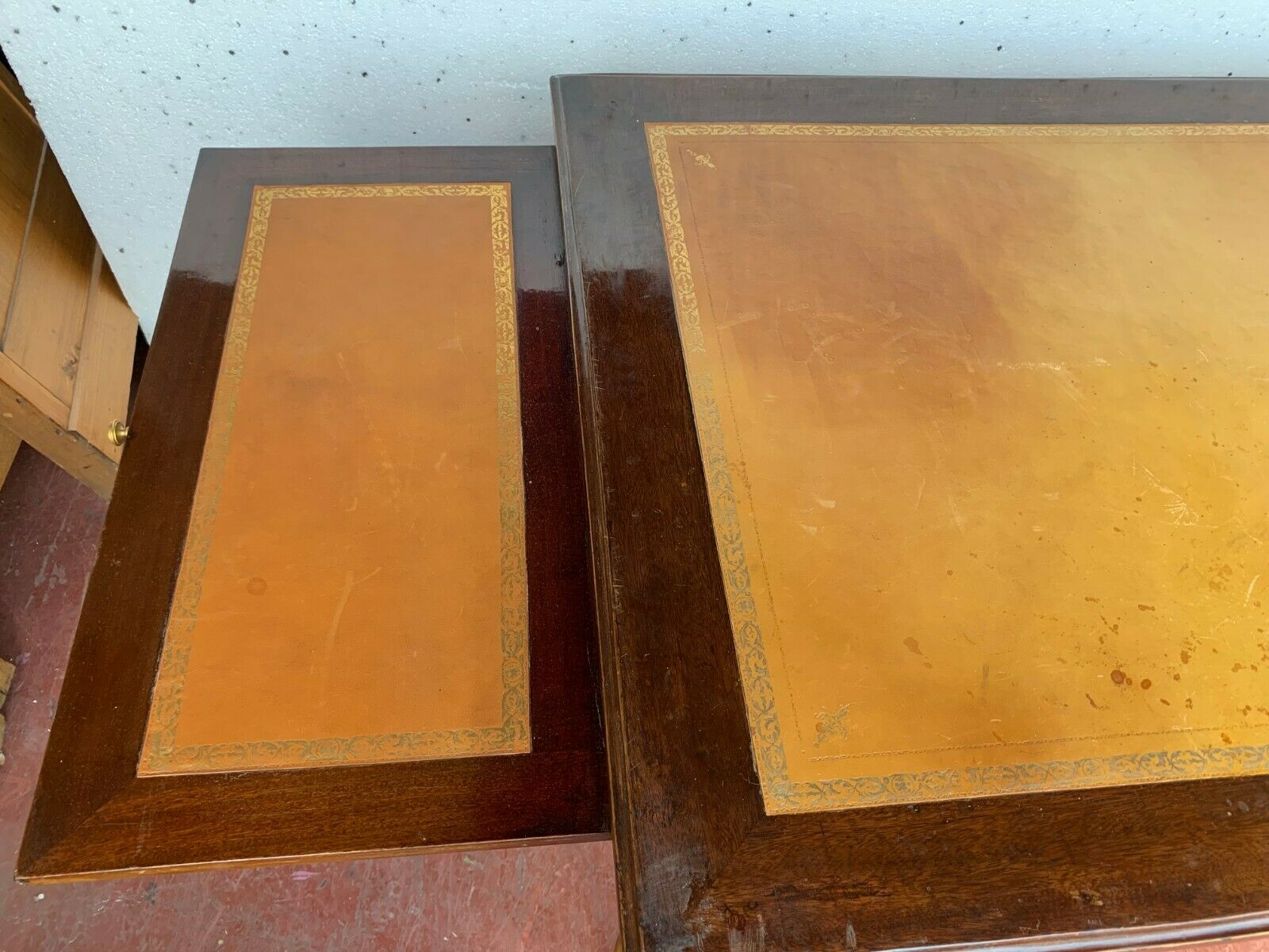 Flat desk with Louis XVI-style zippers in mahogany Top leather 20th century