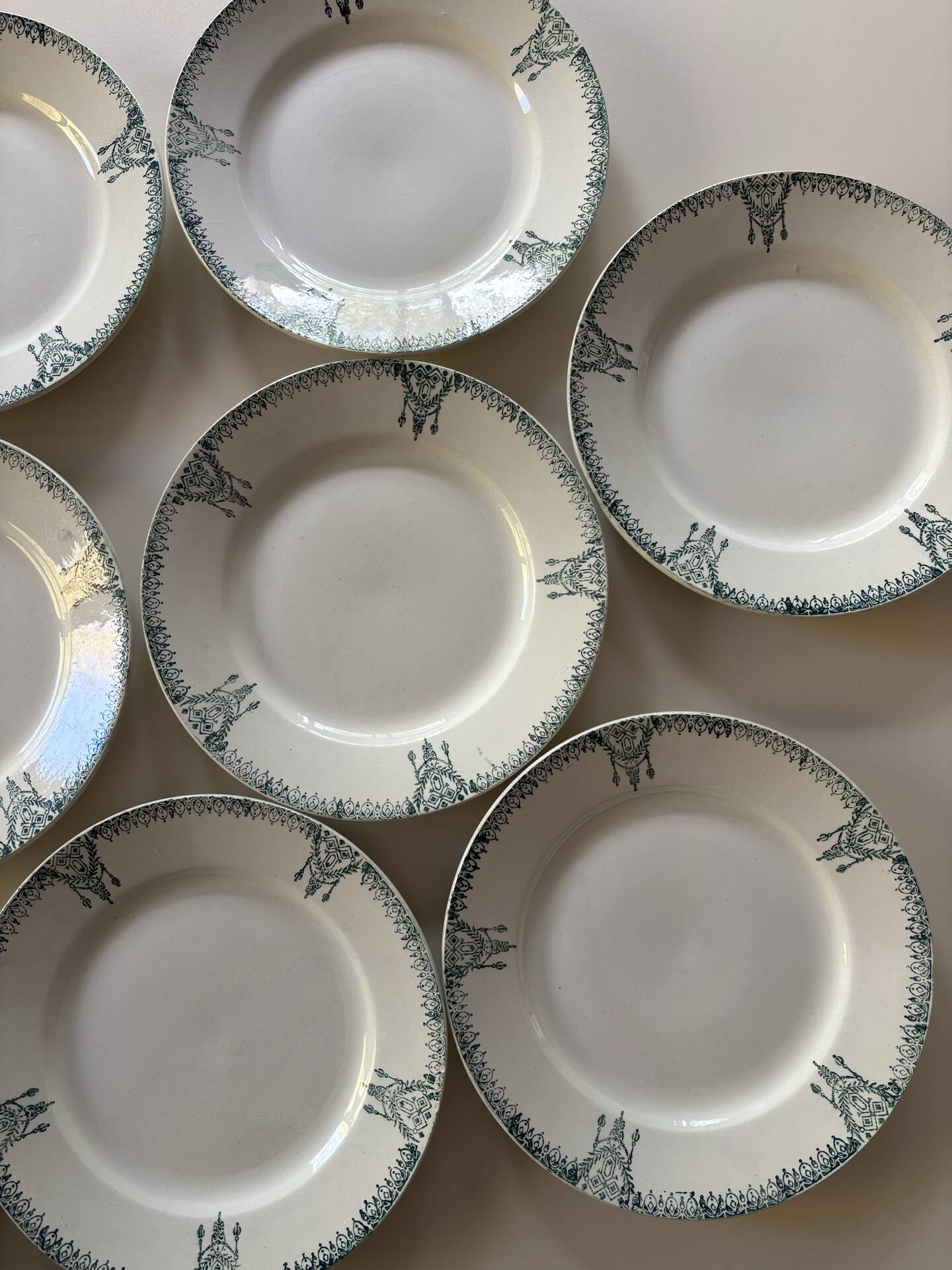 Assiettes plates en faïence ancienne St Amand